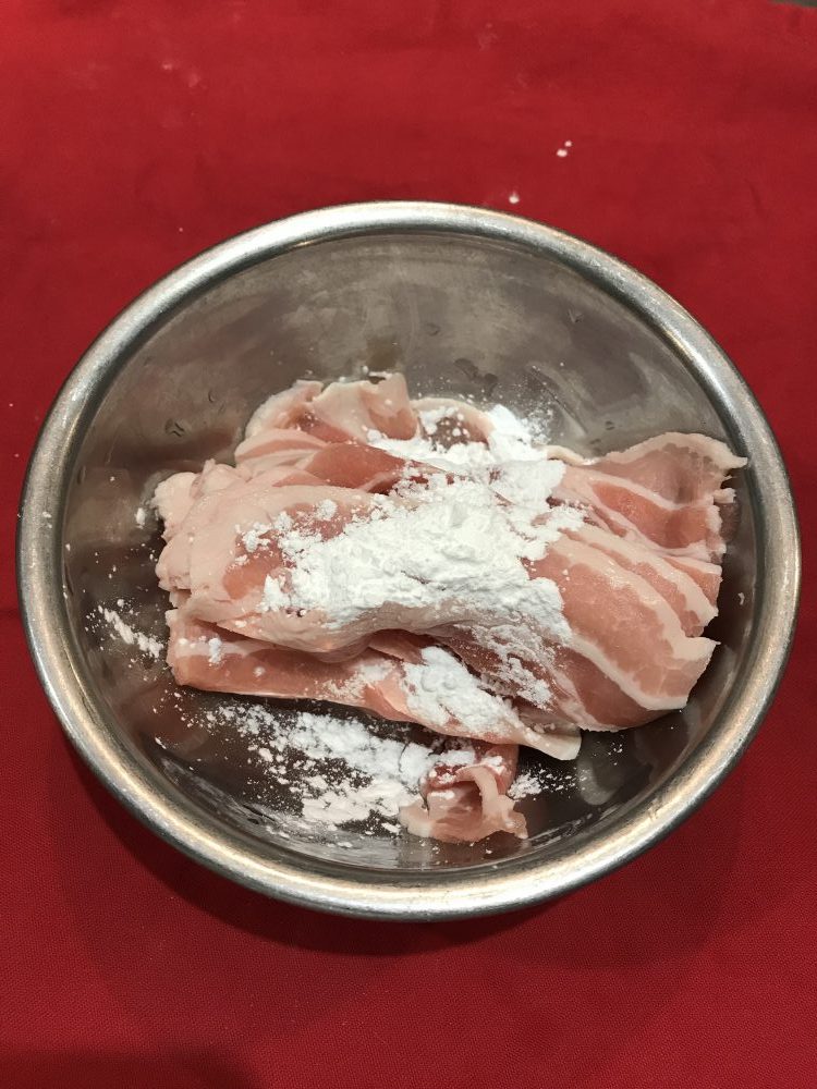 豚バラ肉に片栗粉